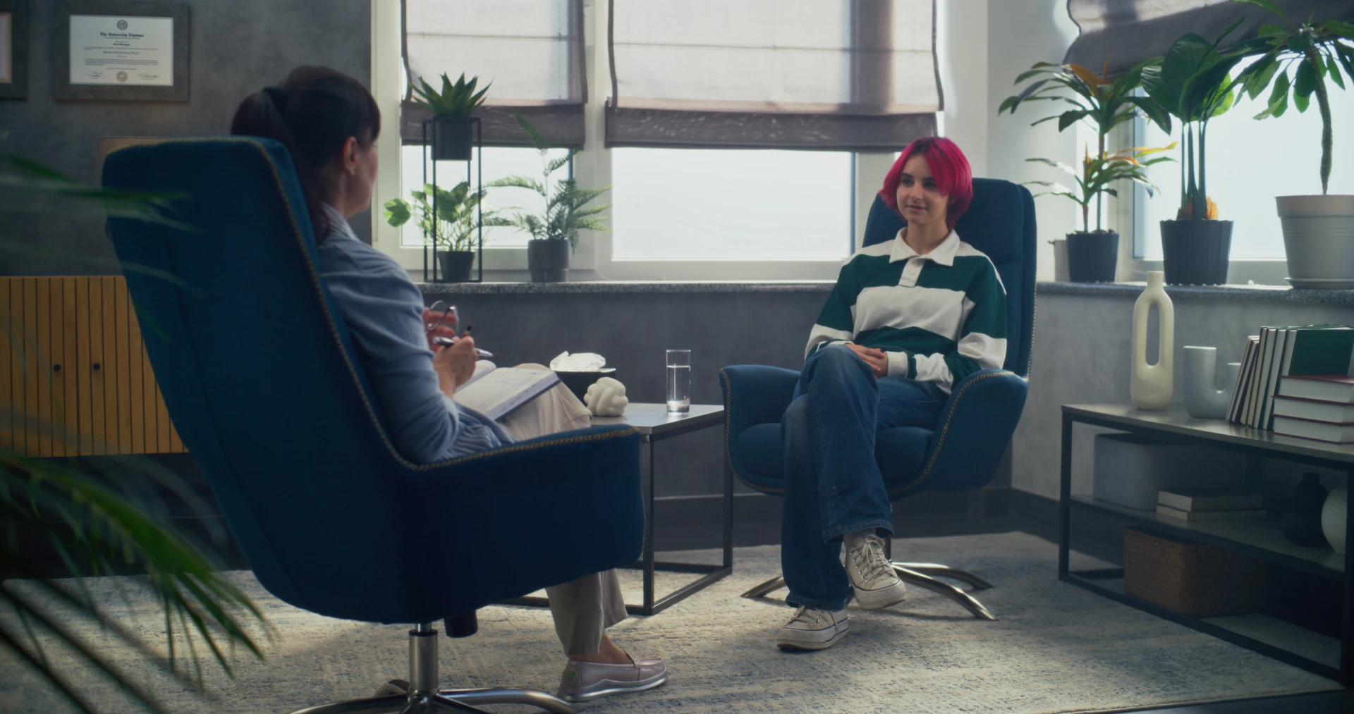 Teen receiving therapy in a comfortable and supportive environment, highlighting mental health treatment options covered by Blue Cross Blue Shield